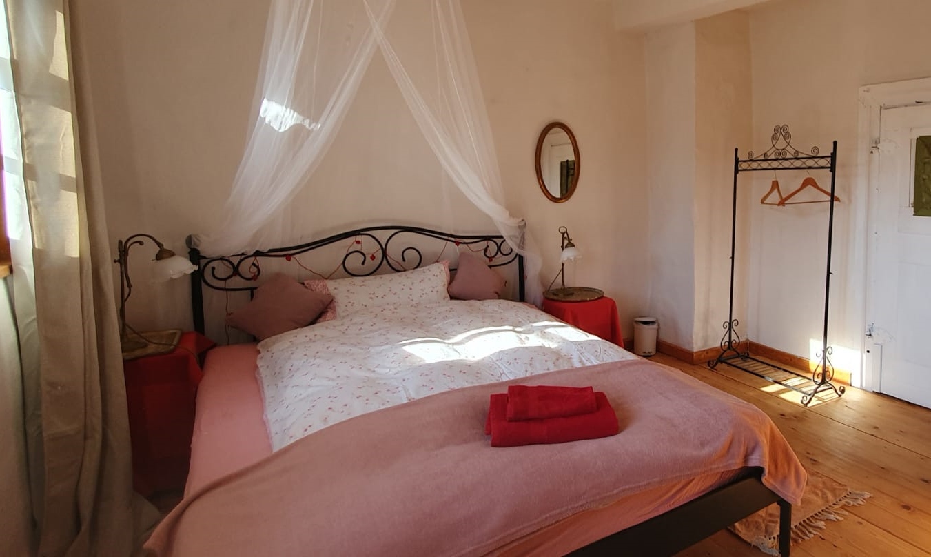 Landperle rotes Schlafzimmer